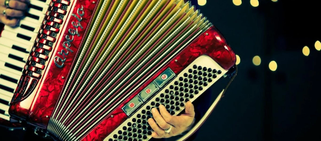 Ιταλία: 81χρονος παίζει ακορντεόν έξω από το νοσοκομείο που νοσηλεύεται η 47χρονη σύζυγός του (βίντεο)